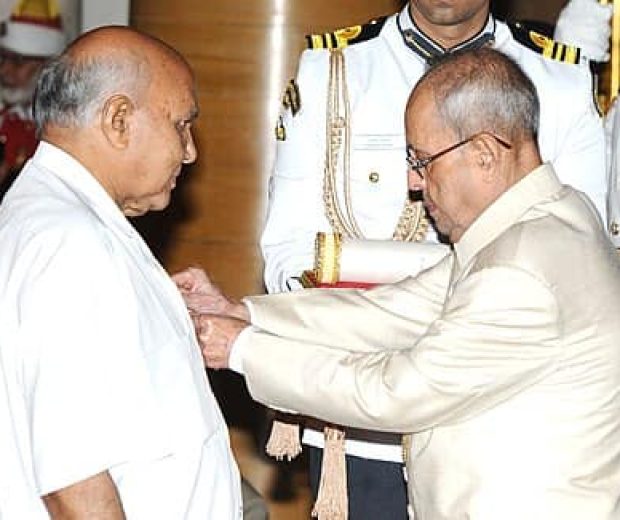 The President, Shri Pranab Mukherjee presenting the Padma Vibhushan Award to Shri Ramoji Rao, at a Civil Investiture Ceremony, at Rashtrapati Bhavan, in New Delhi on April 12, 2016.